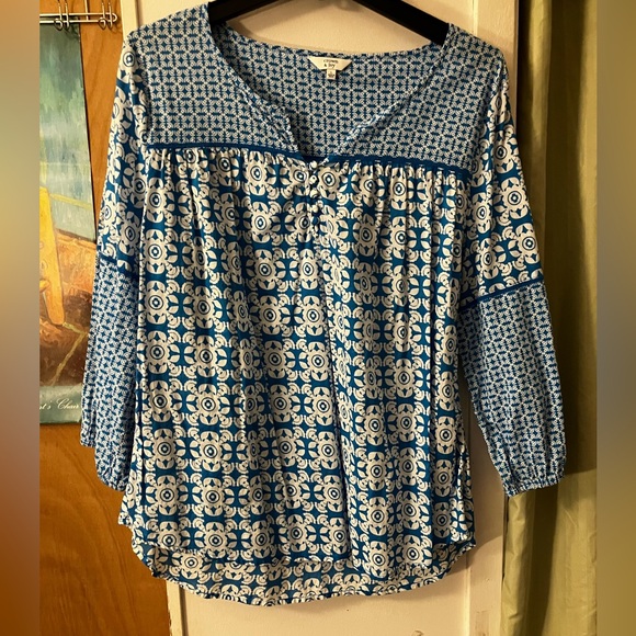 crown & ivy Tops - Crown & Ivy Blue and White Geometric Blouse